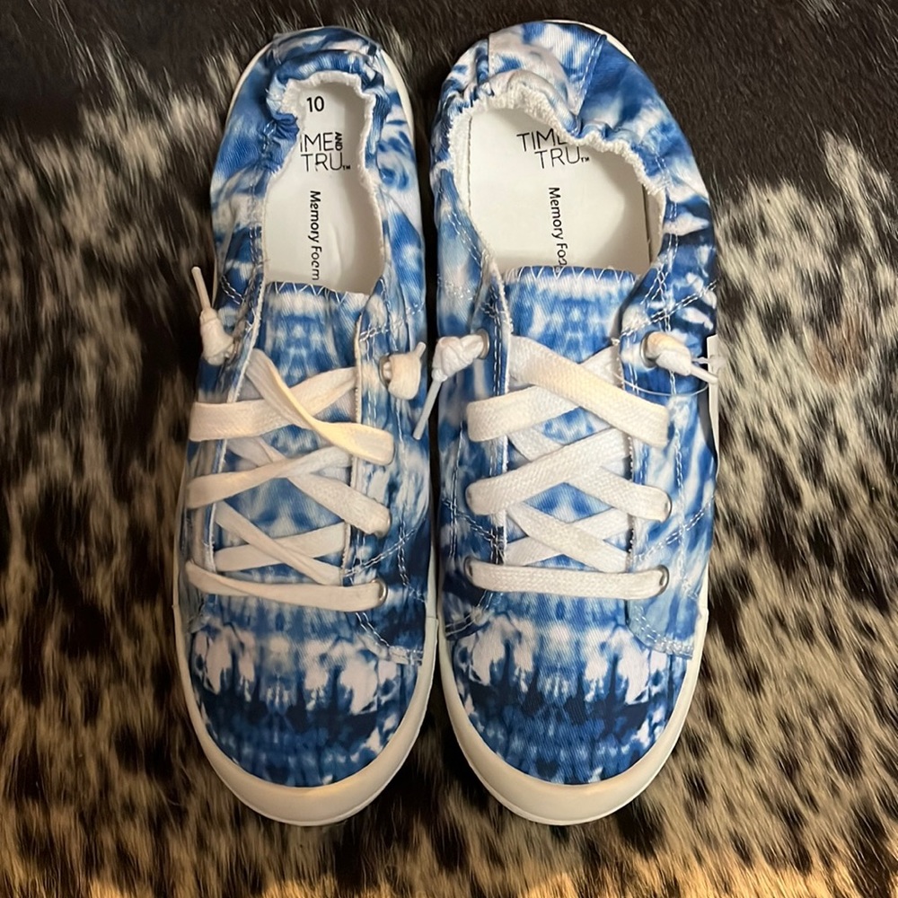 NWT Time and Tru memory foam woman casual blue and white tennis shoes size 10